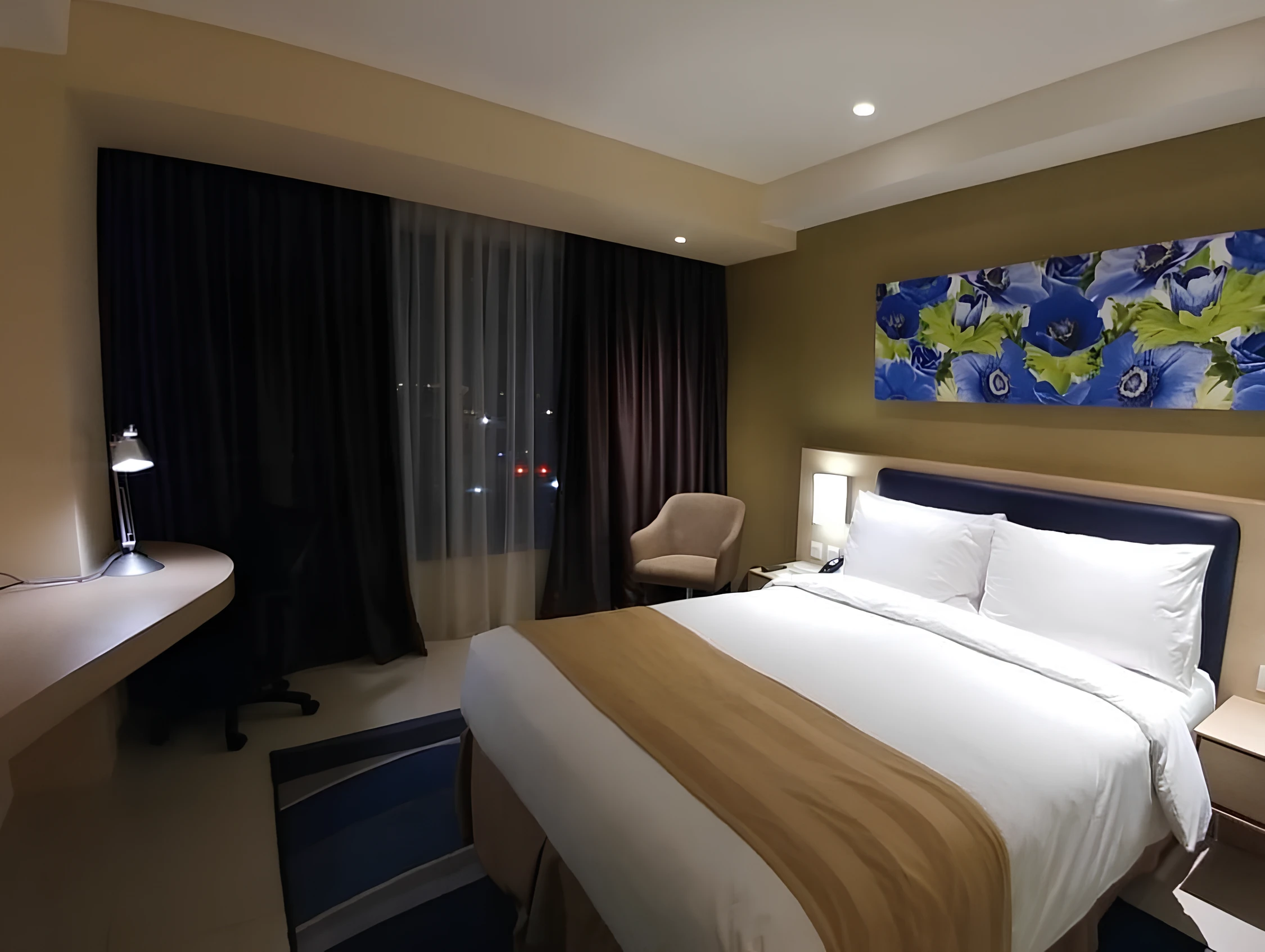 Bedroom Night - Holiday Inn Express JI Expo